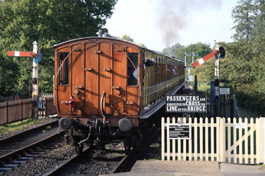 Mets departing from Sheffield Park behind the E4 - Mike Hopps - 1 Oct 2011