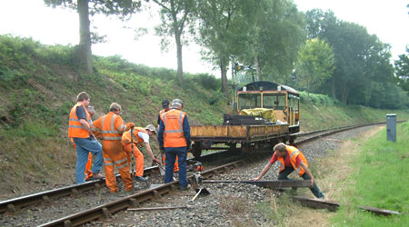 Sunday p-way gang changing a sleeper - David Chappell - 12 August 2012
