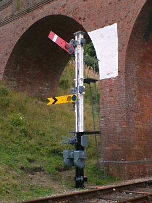 Repainted signal at Three Arch Bridge - Alan Dengate - 1 October 2013