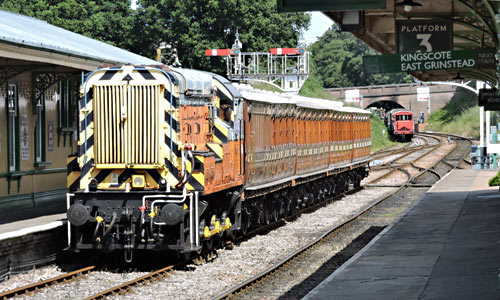 09 shunting the Met coaches at Horsted Keynes - Huw Lloyd - 17 August 2015