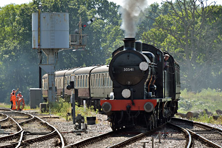 Q-class approaches Horsted Keynes - Brian Lacey - 30 August 2016