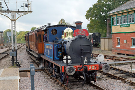 323 enters at Horsted Keynes - Brian Lacey - 14 October 2017