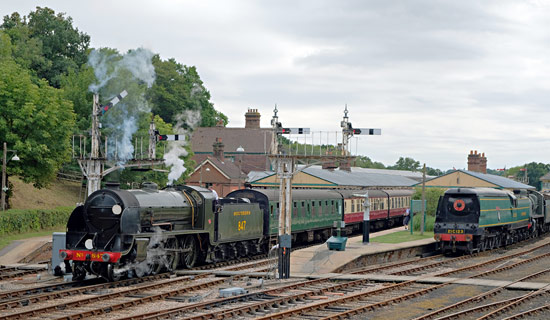 847 departs from Horsted Keynes, passing 21C123 - Brian Lacey - 11 August 2018