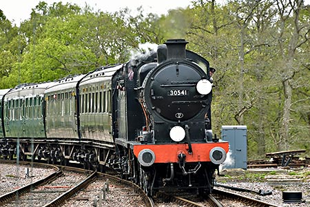 Q-class approaches Horsted Keynes - Brian Lacey - 27 April 2019