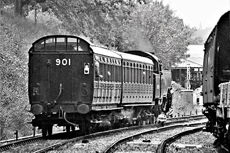 The local train approaches Horsted Keynes - Julian Clark - 13 October 2019